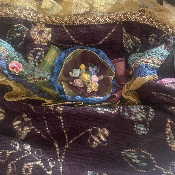 ❌❌SOLD❌❌ Vintage Grandma Carpet Bag Handmade Lace Tassels Flowers Gold Malon - Picture 12 of 16